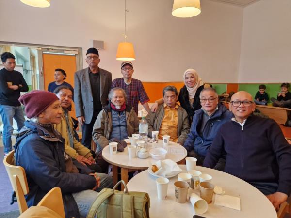 Dr Adina (third from right) and her husband Mahzan Abdul Samad with some of the Malaysians living in Hamburg.