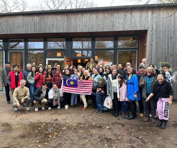 使馆团队从柏林前往汉堡与马来西亚侨民见面，享用早餐
